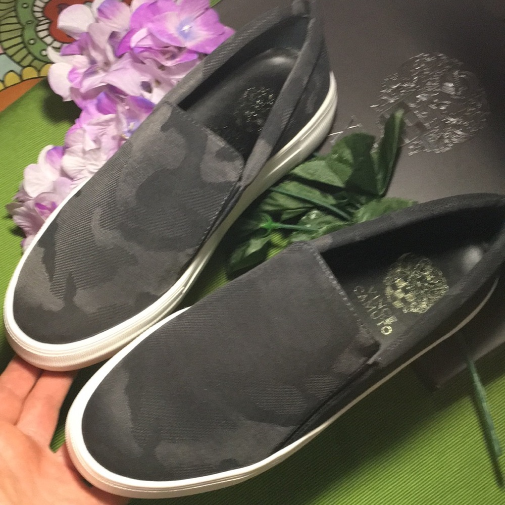 🖤Vince Camuto Dark Gray and Black Camo Loafers 🖤